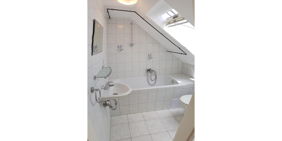 Renovierte, sehr gut angebundene 1-Zi. DG-Wohnung mit EBK 1 zimmer