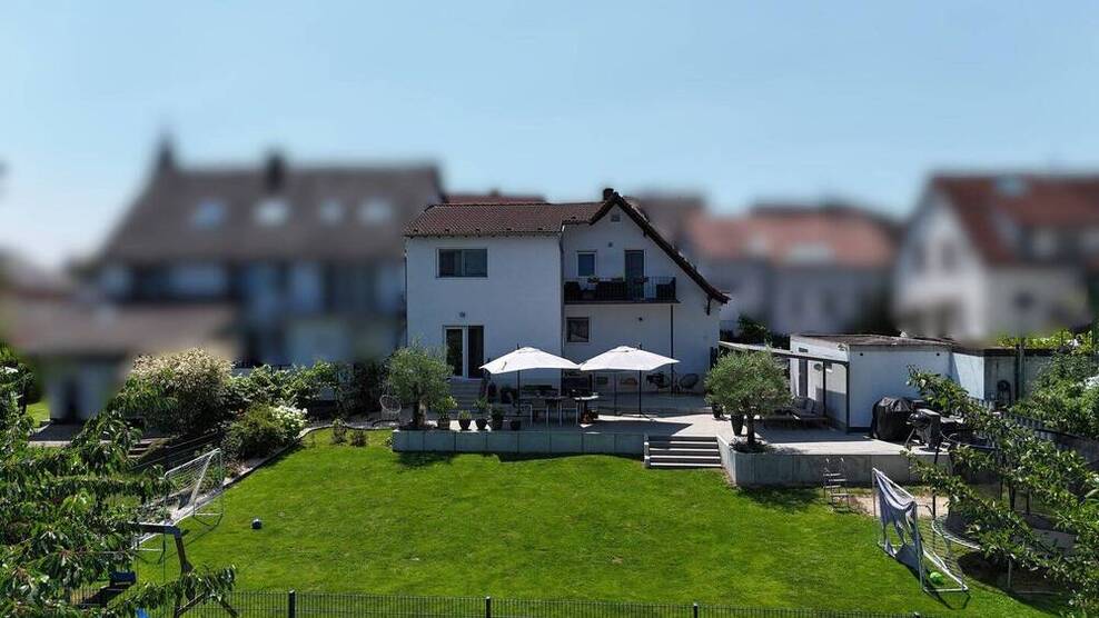 Einfamilienhaus mit bebaubarem großen gepflegten Grundstück