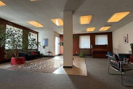 Großzügige Erdgeschosswohnung mit vielfältigen Nutzungsmöglichkeiten in Neckarau 5 zimmer