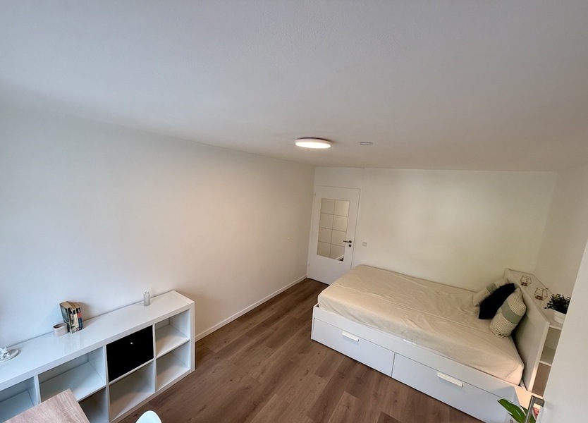 Helles, möbliertes 15,5-qm-Zimmer (warm inkl. Internet) in 3er WG