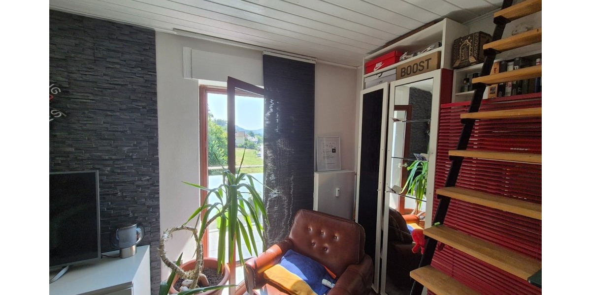 Reserviert 4,5 Zimmer Dachgeschosswohnung mit großem Grundstücksanteil und Carport in Südhessen 4.5 zimmer