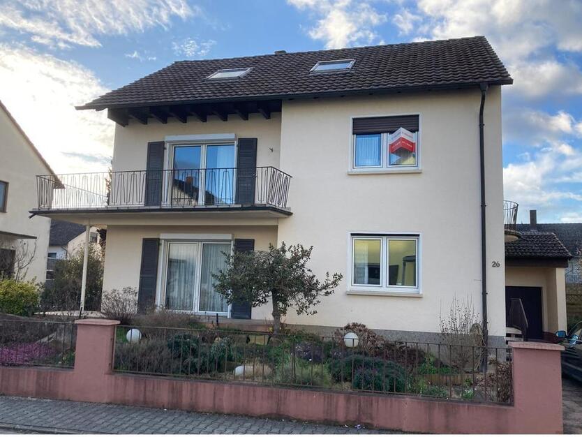 Einfamilienhaus mit Wohn-Büro-Anbau auf 541 m² Grundstück