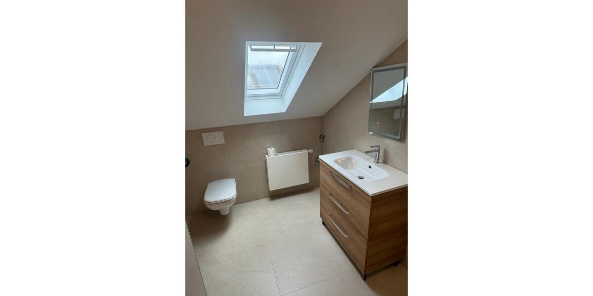 Sanierte und renovierte DG Wohnung hell, modern und stilvoll 4 zimmer