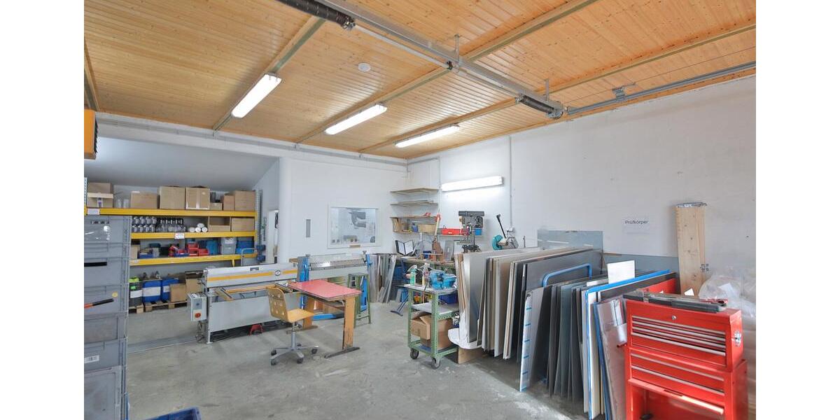 Lagerhalle mit ca. 230 qm Lagerfläche, Büro mit ca. 40 qm und Außenfläche ca. 250 qm zimmer