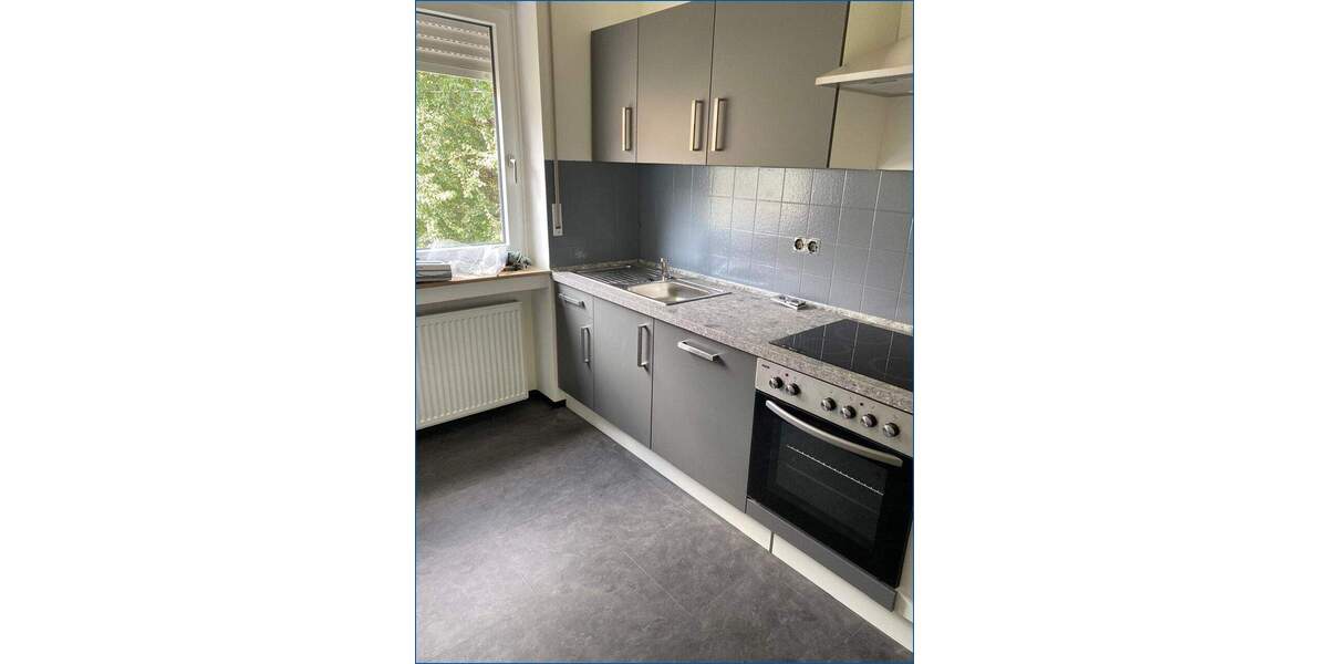 ** Mehrfamilienhaus ** 4 modernisierte Wohnungen auf 2 Etagen & 4 Einzelgaragen 1 zimmer