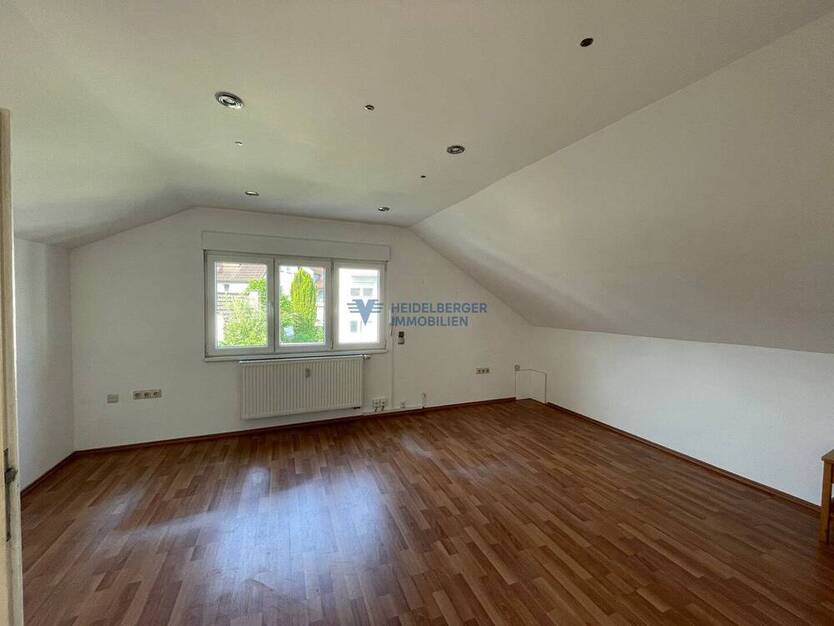 Seltene Gelegenheit im Herzen von Dossenheim! Separates Haus im Innenhof: Appartement mit 2 Garagen und Räumen im Souterrain
