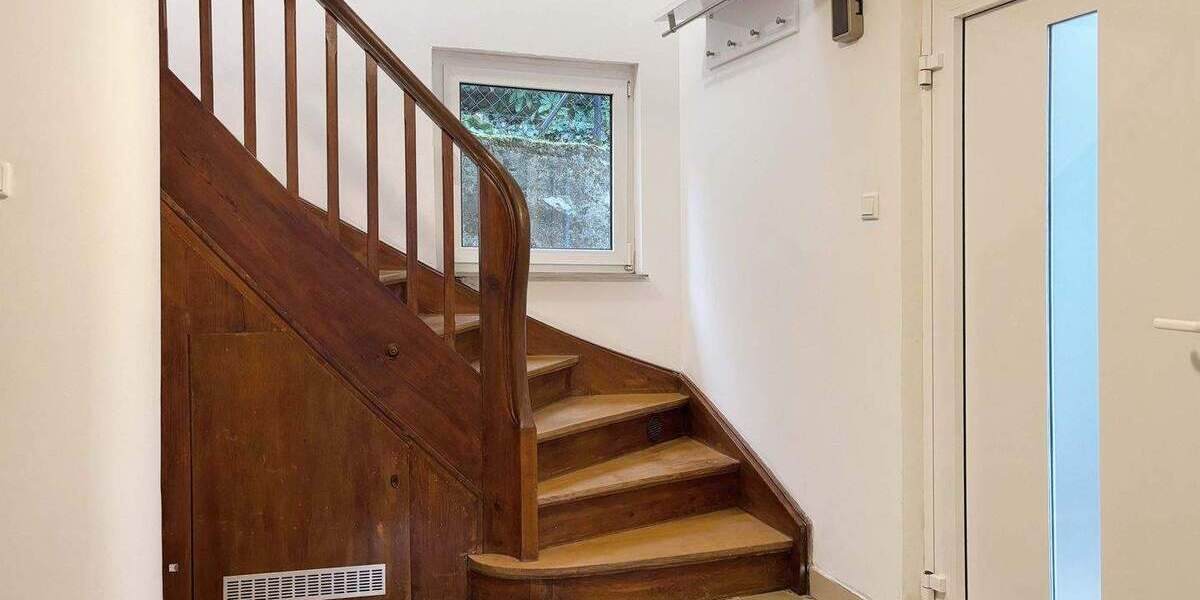 Solides Einfamilienhaus mit hellen Räumen, Garten und eleganter Eichenholztreppe in HD-Ziegelhausen! 4 zimmer