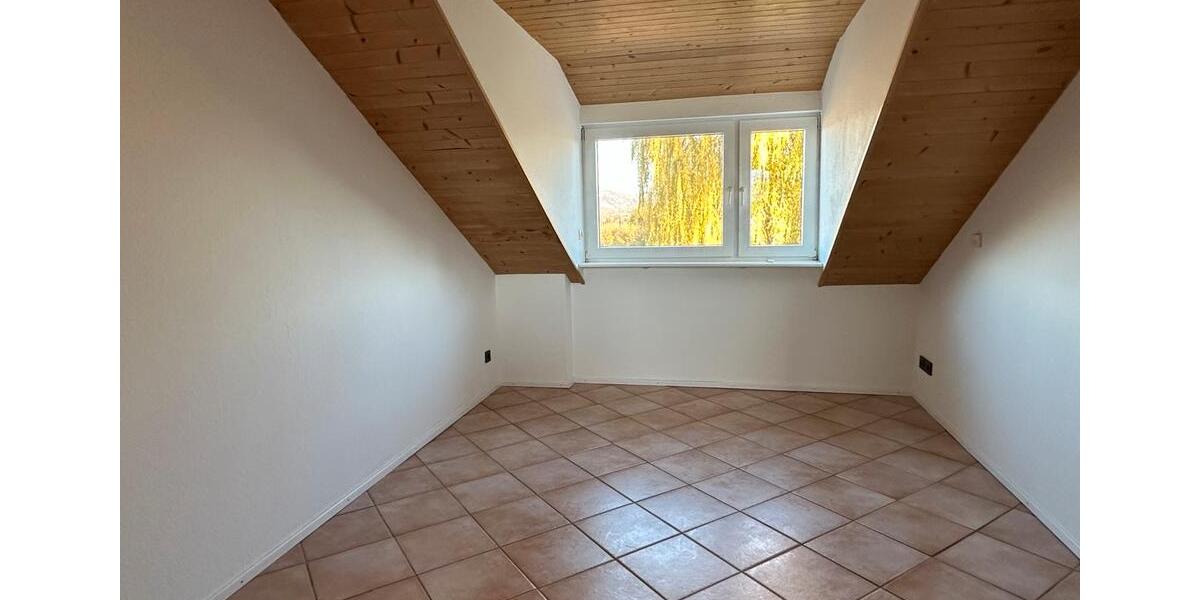 Eigentumswohnung, Dachgeschoss, 4Z. EBK, TLB, Terrasse,, Kamin.. 4 zimmer