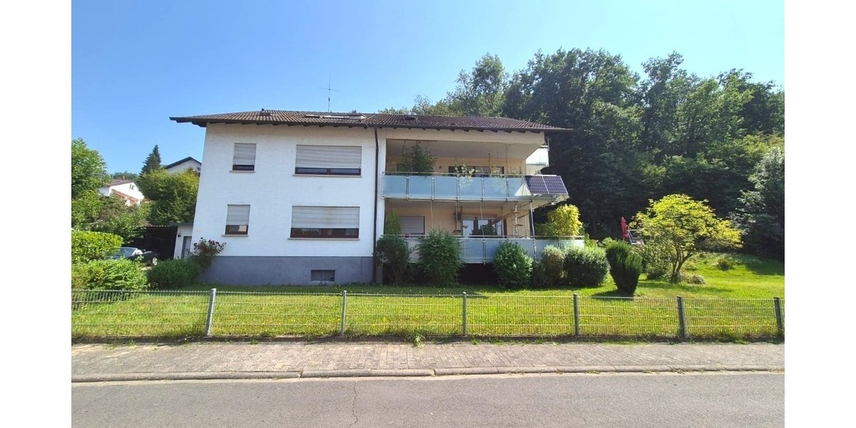 Reserviert 4,5 Zimmer Dachgeschosswohnung mit großem Grundstücksanteil und Carport in Südhessen 4.5 zimmer