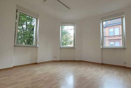 Charmante, frisch renovierte 3-Zimmer-Altbauwohnung mit Balkon im Herzen von MA-Lindenhof ab sofort zu verkaufen. 3 zimmer