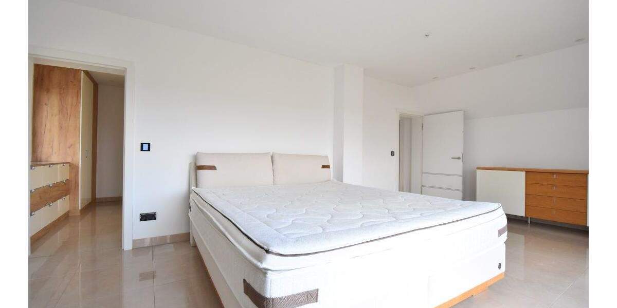 Teil möbliertes Einfamilienhaus mit gehobener Ausstattung, Carport und Garage 4 zimmer