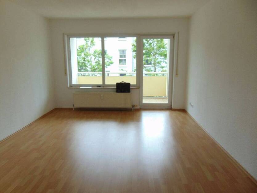 Schöne kleine Wohnung mit Balkon und PKW Stellplatz