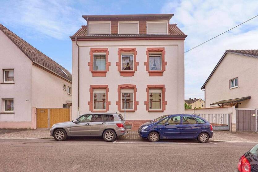 Solides 3-Familienhaus - freistehend, gepflegt, teilweise vermietet, mit Entwicklungsmöglichkeiten