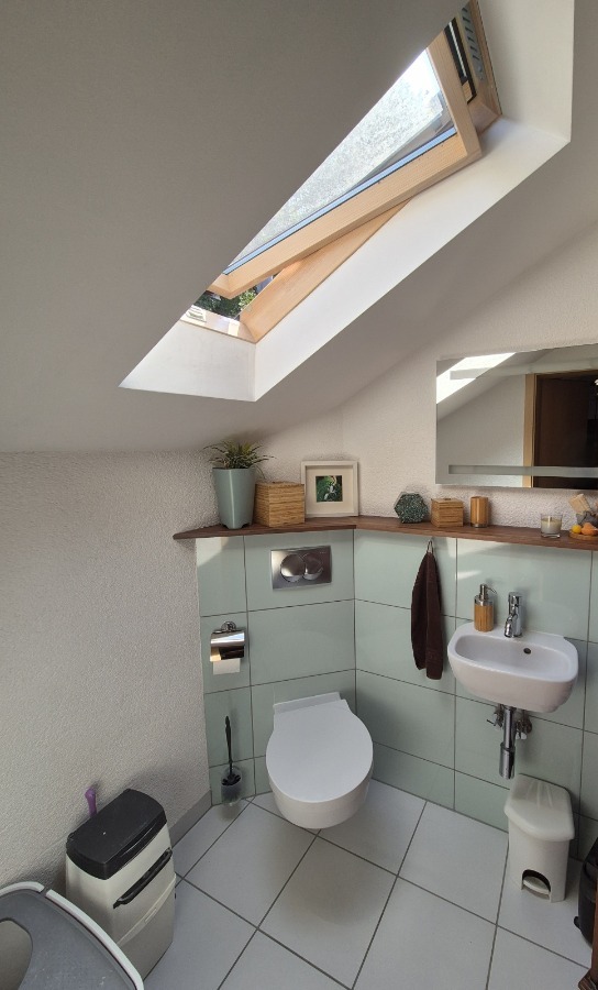 Helle 4,5 Zimmer Dachgeschoßwohnung mit großem Grundstücksanteil und Carport in Südhessen