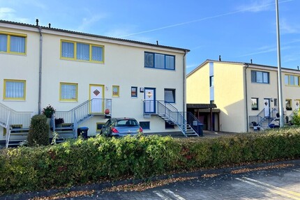 HORN ImmobilieN ++ Neubrandenburg Brodaer Höhe, renoviertes Reihenendhaus mit Keller und Carport