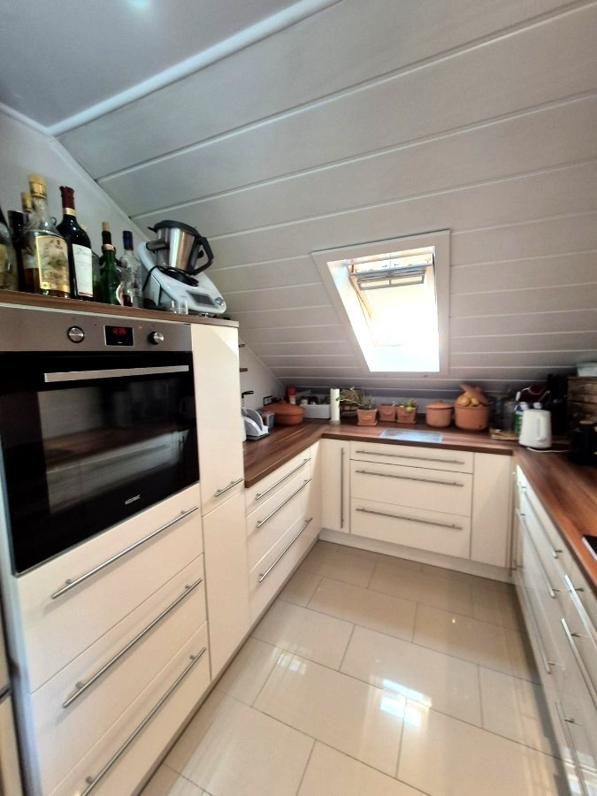 Helle 4,5 Zimmer Dachgeschoßwohnung mit großem Grundstücksanteil und Carport in Südhessen