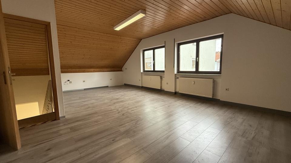 XXL-Gewerbefläche in Östringen – mit LKW-Annahme & großzügigem Parkplatz zimmer