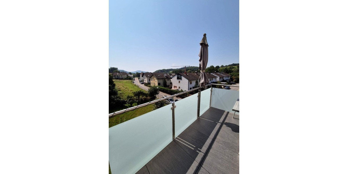 Reserviert 4,5 Zimmer Dachgeschosswohnung mit großem Grundstücksanteil und Carport in Südhessen 4.5 zimmer