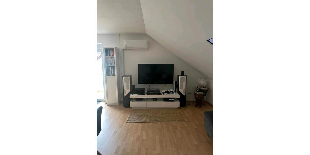 Helle Dachgeschosswohnung mit Balkon und Top-Ausstattung – ab 01. 3 zimmer