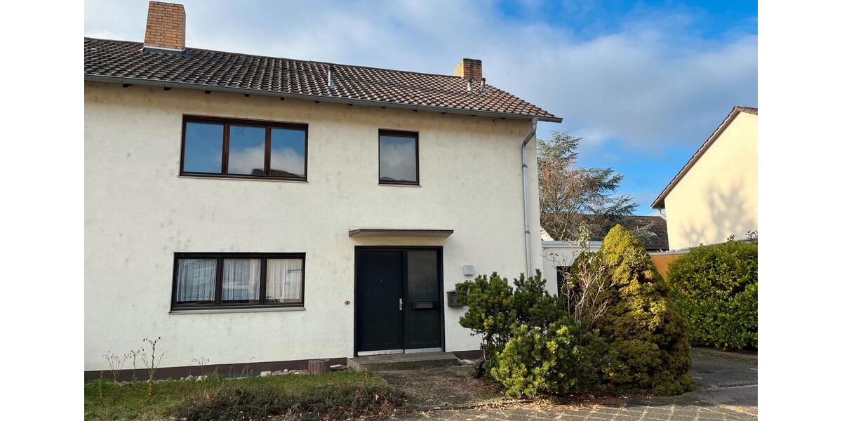 Doppelhaushälfte auf großem Grundstück - verkehrsgünstig gelegen 5 zimmer