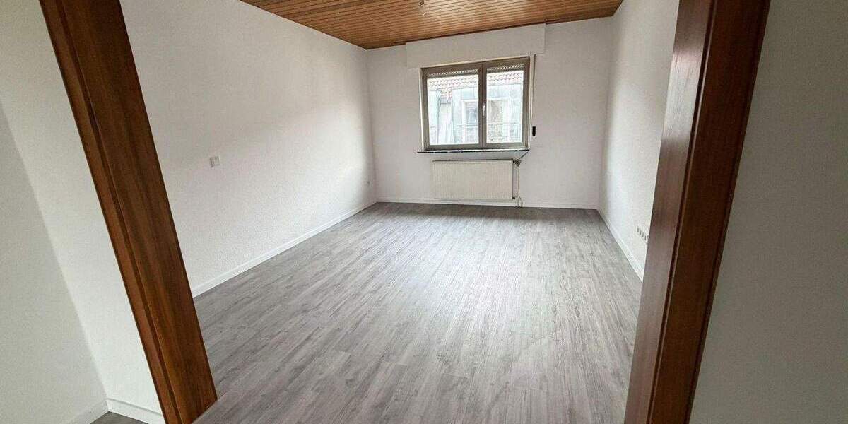 Großzügiges, frisch renoviertes Zweifamilienhaus mit Garten - Plankstadt 8 zimmer