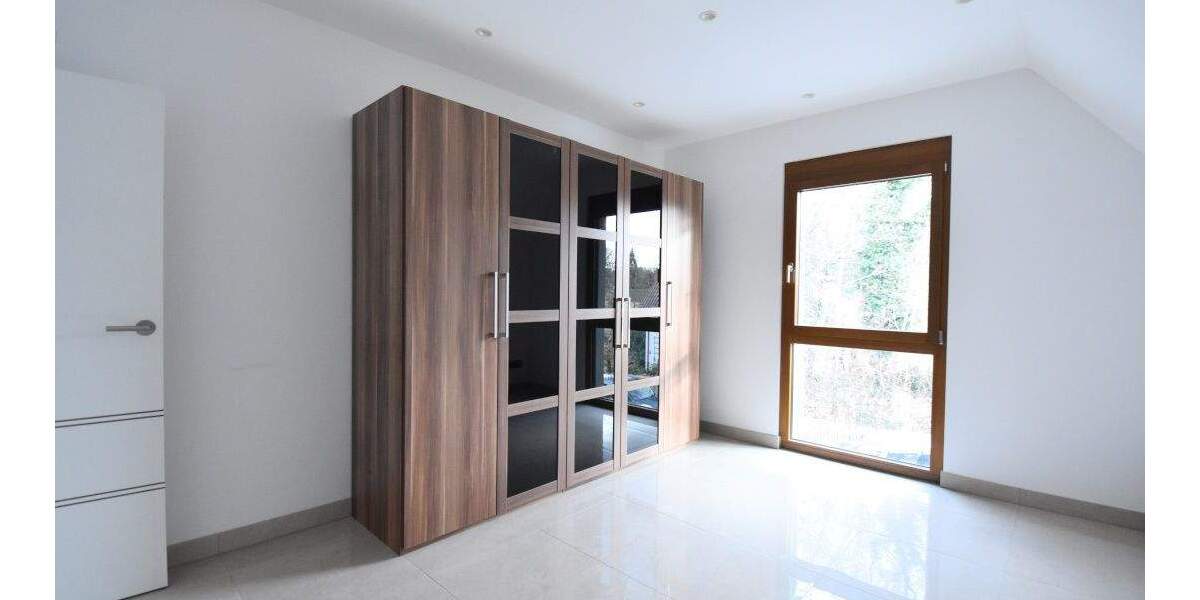 Teil möbliertes Einfamilienhaus mit gehobener Ausstattung, Carport und Garage 4 zimmer