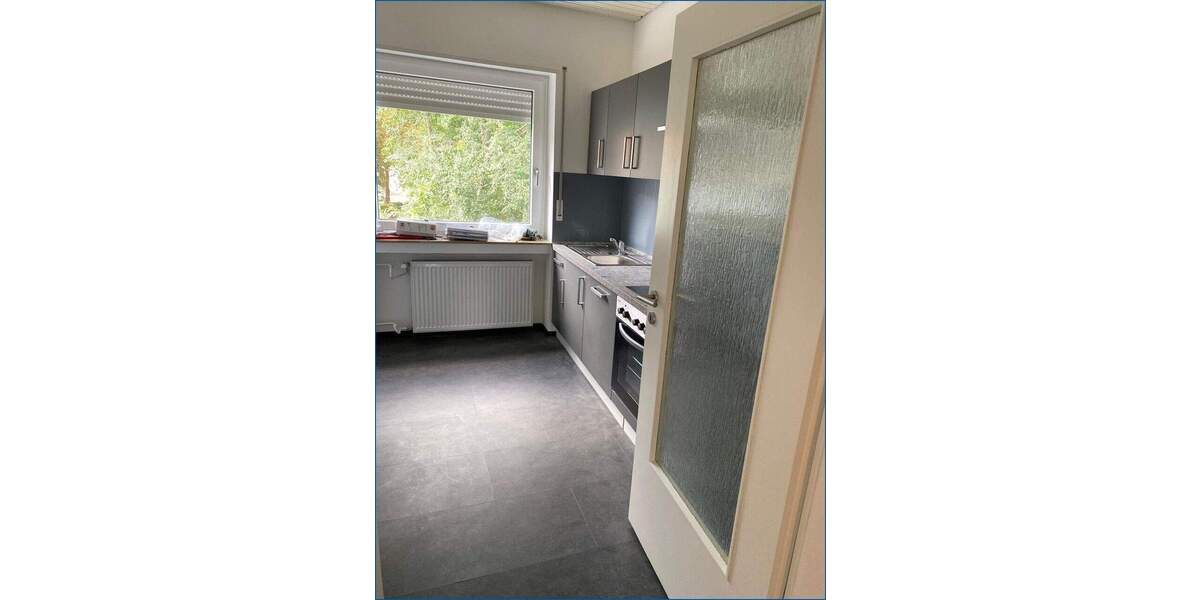 ** Mehrfamilienhaus ** 4 modernisierte Wohnungen auf 2 Etagen & 4 Einzelgaragen 1 zimmer