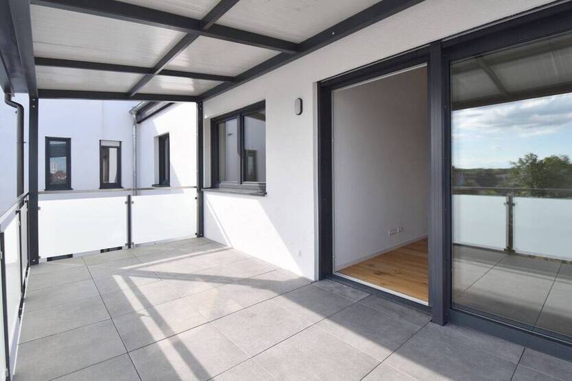 Dachgeschoss-Wohnung mit Sichtgebälk, Aufzug und großem Balkon
