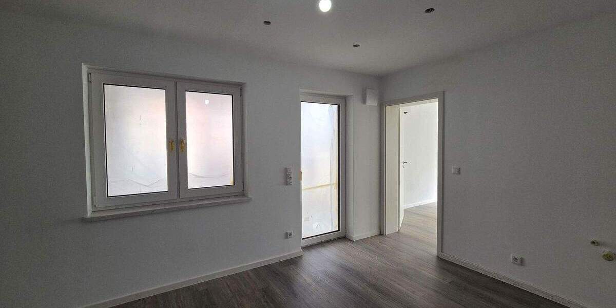 Doppelhaushälfte kernsaniert und energieeffizient mit Garage und Stellplätzen in Römerberg 3 zimmer