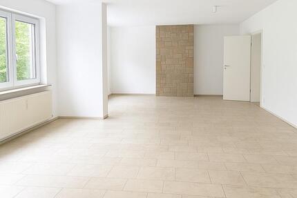 mGroßer, heller Raum in Kosmetiksalon MannheimKäfertal zimmer