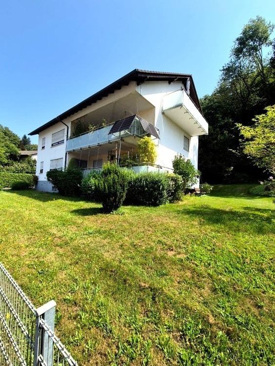 Helle 4,5 Zimmer Dachgeschoßwohnung mit großem Grundstücksanteil und Carport in Südhessen