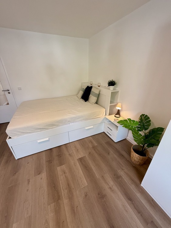 Helles, möbliertes 15,5-qm-Zimmer (warm inkl. Internet) in 3er WG