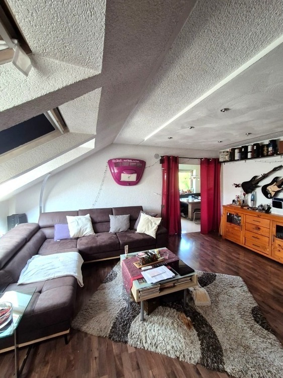 Helle 4,5 Zimmer Dachgeschoßwohnung mit großem Grundstücksanteil und Carport in Südhessen