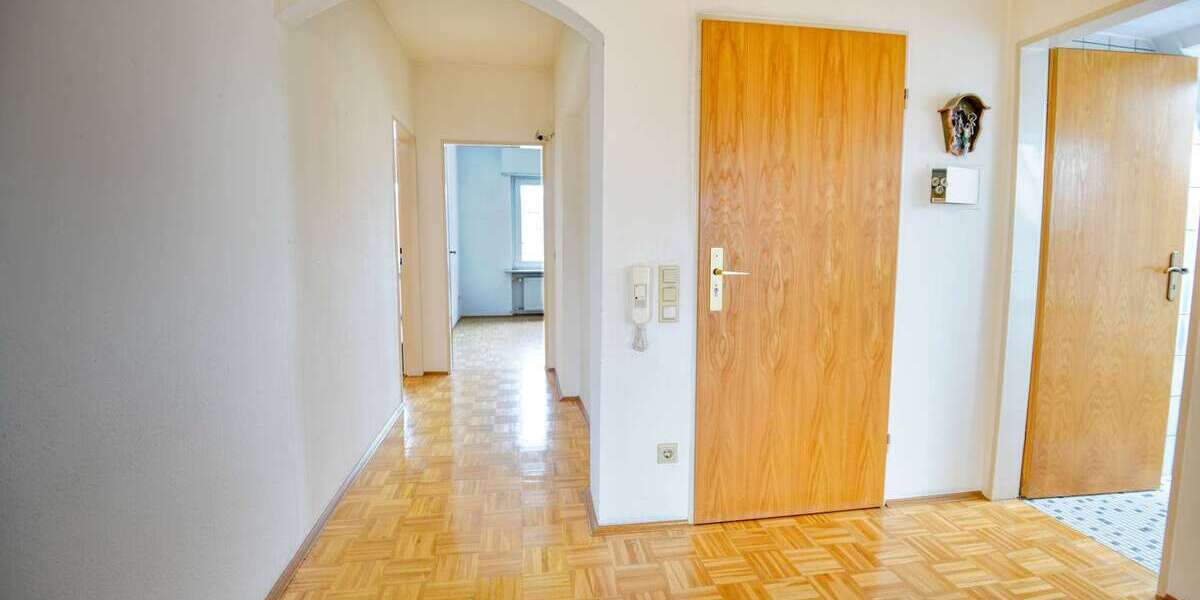 3 ZKB DG & 2 ZKB Souterrain Whg Sofort beziehbar Garage & 2 Stellplätze inkl - Etagenwohnung Neuhofen | Angebot:22649166