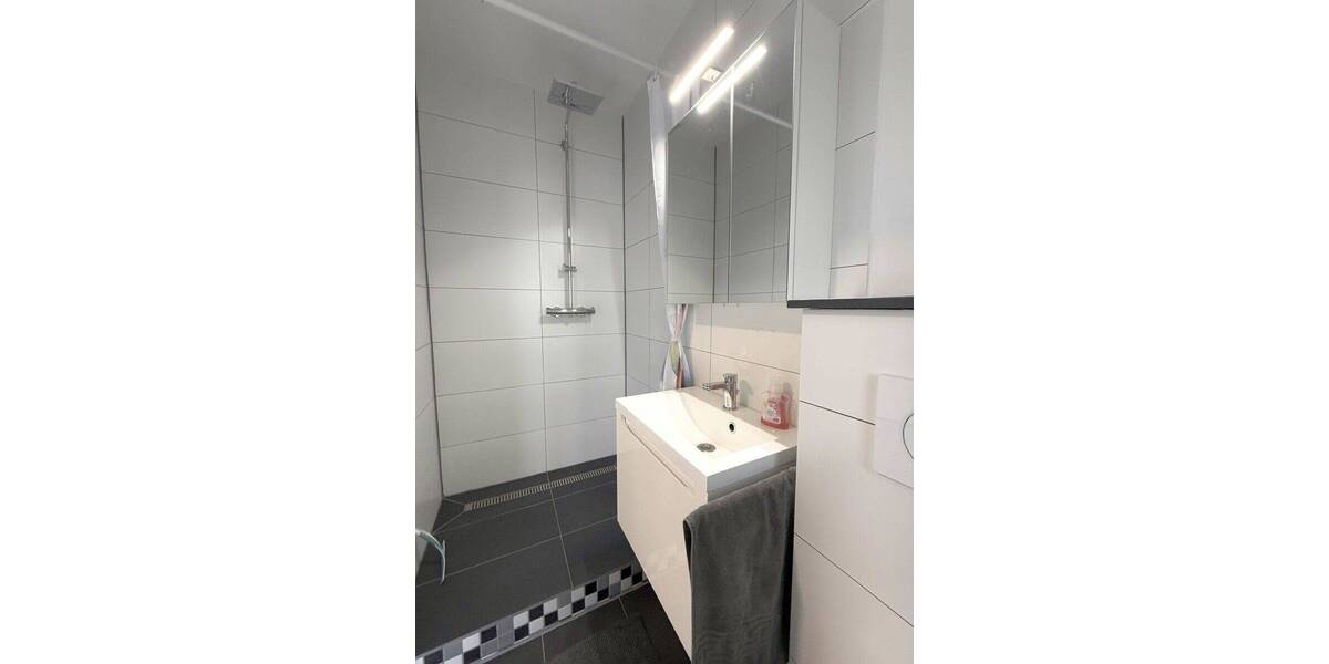 BLICK INS GRÜNE! SOFORTBEZUG! GROßES EINFAMILIENHAUS (REIHE) MIT GARTEN UND GARAGE! 7 zimmer