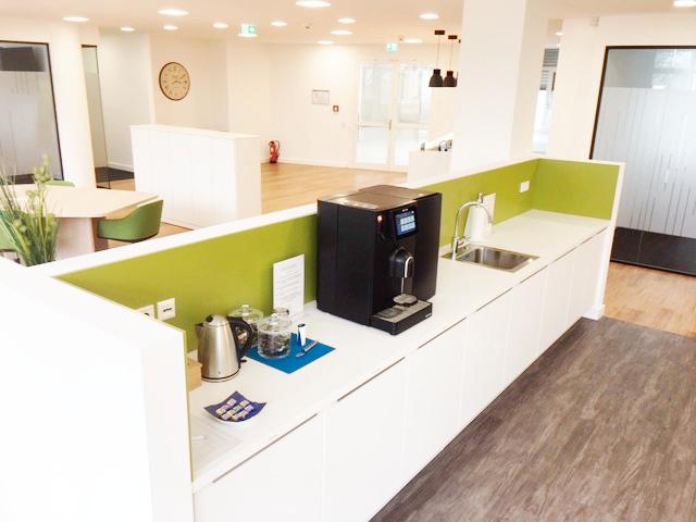 Helle 5-Arbeitsplatz-Büroraum in Mannheim-Oststadt flexibel möbliert all-inclusive zimmer