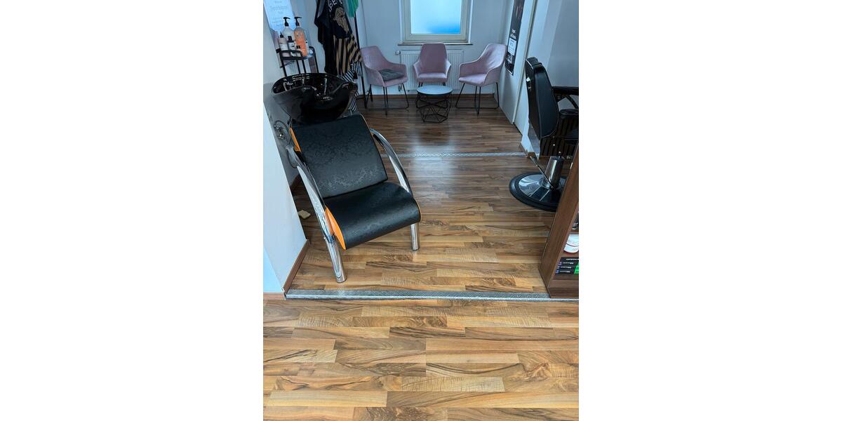 1 Zimmer in Maxdorf. für Nagelstudio oder Laserstudio.Friseurin zimmer