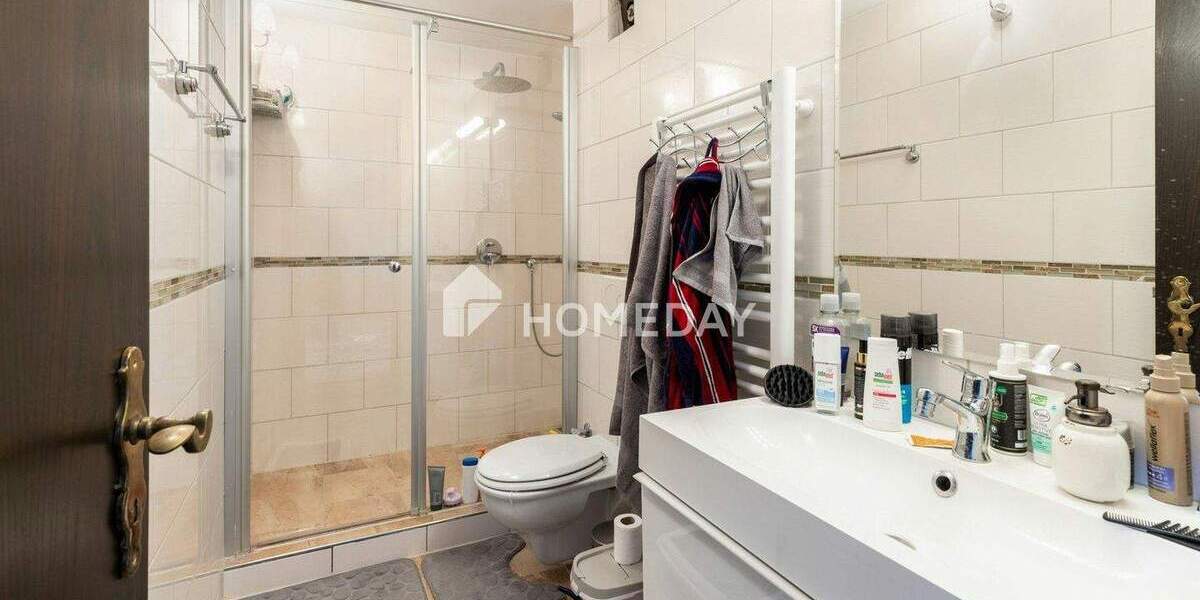 Abendsonne auf der Dachterrasse mit Fernblick: großzügig modernisiertes RMH mit Garten & Garage 6 zimmer