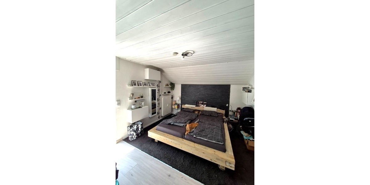 Reserviert 4,5 Zimmer Dachgeschosswohnung mit großem Grundstücksanteil und Carport in Südhessen 4.5 zimmer