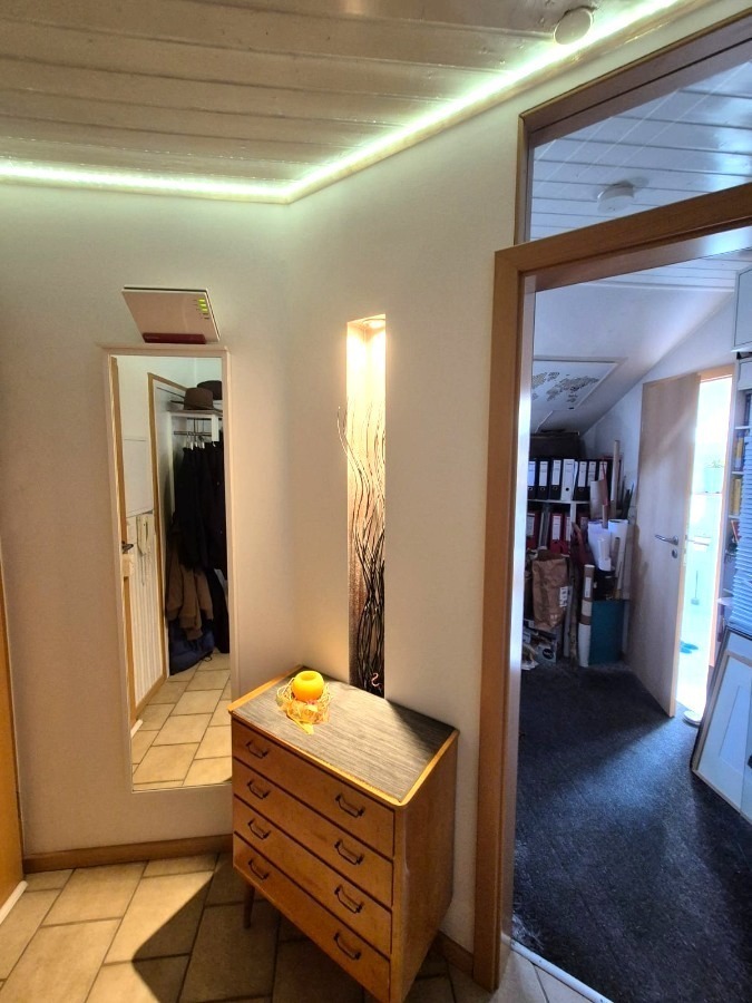 Helle 4,5 Zimmer Dachgeschoßwohnung mit großem Grundstücksanteil und Carport in Südhessen