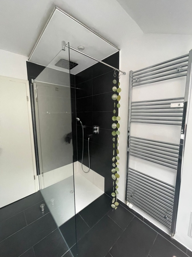 Helle 4,5 Zimmer Dachgeschoßwohnung mit großem Grundstücksanteil und Carport in Südhessen