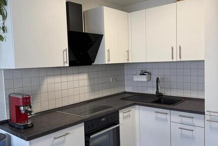 Charmamte 2-Zimmer-Wohnung mit zwei Balkons und Tiefgarage zimmer