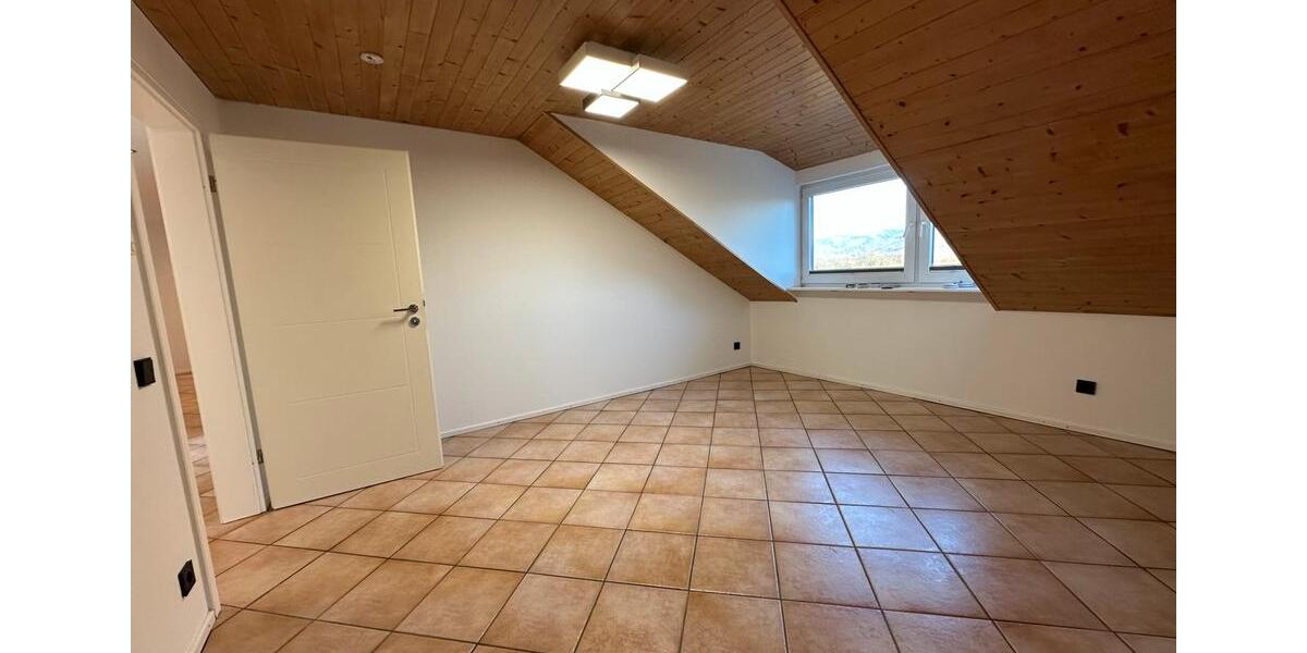 Eigentumswohnung, Dachgeschoss, 4Z. EBK, TLB, Terrasse,, Kamin.. 4 zimmer