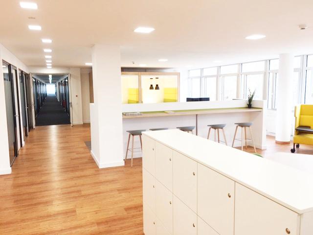 Helle 5-Arbeitsplatz-Büroraum in Mannheim-Oststadt flexibel möbliert all-inclusive zimmer