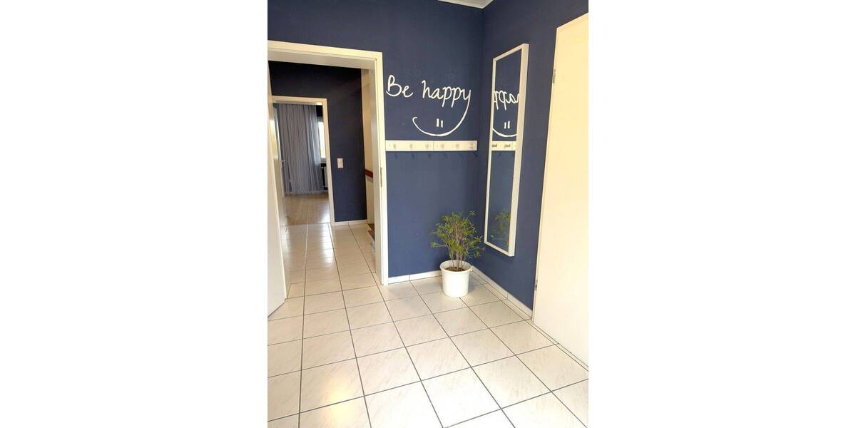 BLICK INS GRÜNE! SOFORTBEZUG! GROßES EINFAMILIENHAUS (REIHE) MIT GARTEN UND GARAGE! 7 zimmer