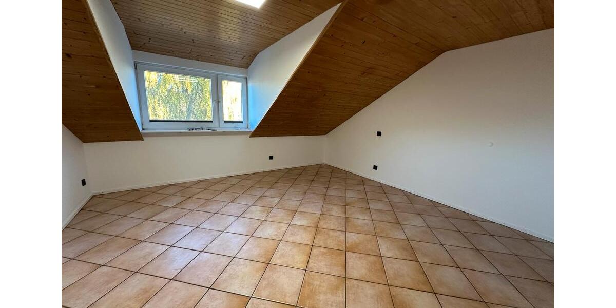 Eigentumswohnung, Dachgeschoss, 4Z. EBK, TLB, Terrasse,, Kamin.. 4 zimmer