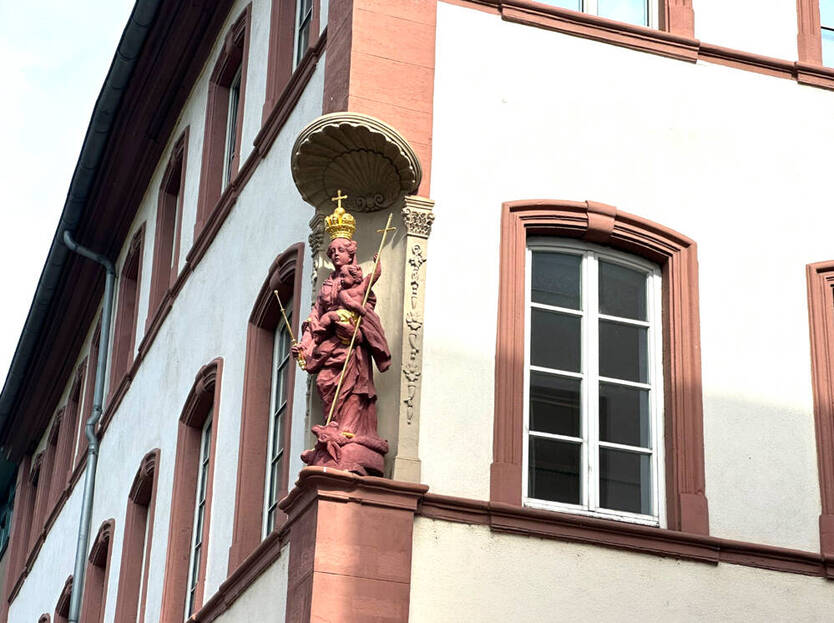 GLOBAL INVEST SINSHEIM | Stilvolle 1-Zimmer-Wohnung im Barockhaus am Mannheimer Schillerplatz