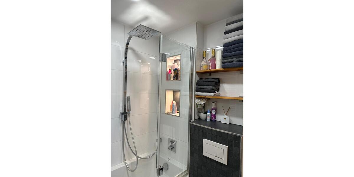 Renovierte 2,5 Zim. Wohn. zum direkt einziehen. Küche, Klima etc. 2.5 zimmer