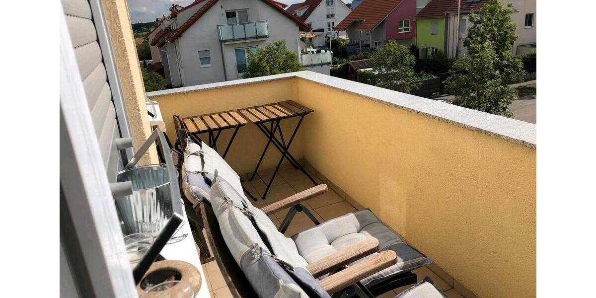 Helle Dachgeschosswohnung mit Balkon und Top-Ausstattung – ab 01. 3 zimmer
