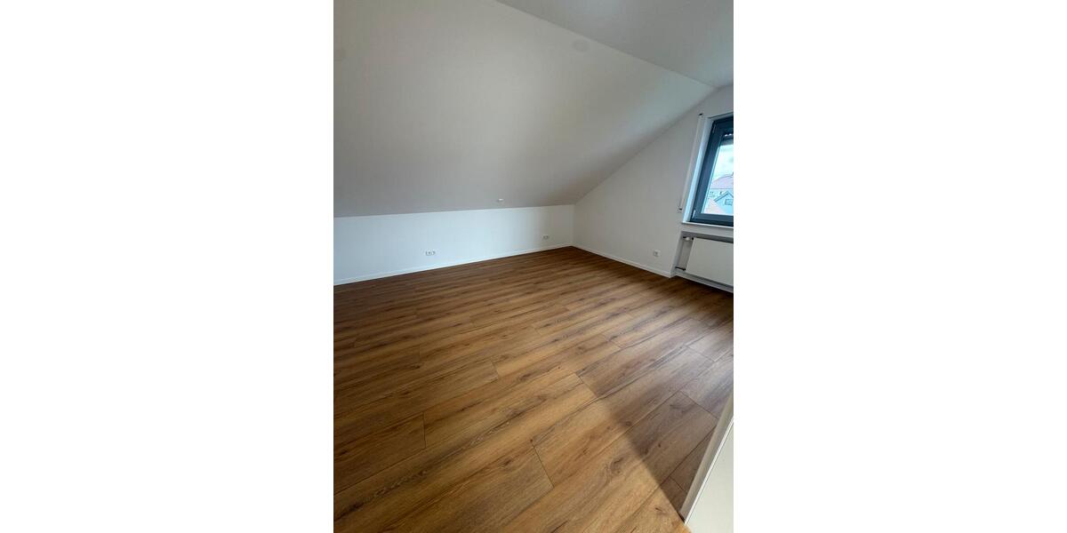 Sanierte und renovierte DG Wohnung hell, modern und stilvoll 4 zimmer